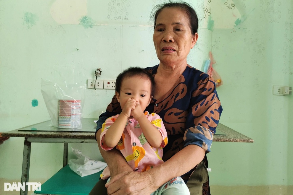 Người đàn bà khốn khổ và nỗi sợ hãi tột cùng mỗi lần con gái nổi điên - 1 Người đàn bà khốn khổ và nỗi sợ hãi tột cùng mỗi lần con gái nổi điên - 1
