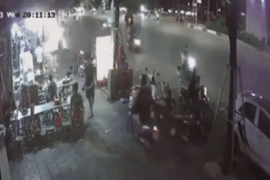 Hà Nội: Ô tô Camry lao lên vỉa hè, tông trúng 3 người ngồi uống trà đá