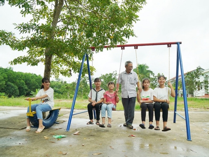 Có thời gian rỗi, bố Chắt lại vui chơi cùng các con.
