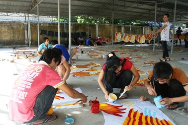 Cả trường thành “công trường” vẽ diều Huế mừng đại lễ