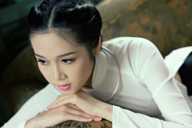 Siêu mẫu 9X Lê Thu An duyên dáng tà áo dài đón năm mới