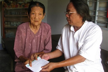 Trao quà đến bà Phan Thị Hóa và thầy giáo Trần Ngọc Anh