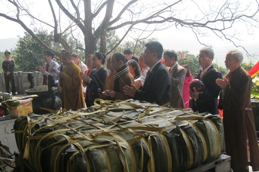 Dâng lễ cúng thân mẫu Bác Hồ cặp bánh chưng nặng 7 tạ