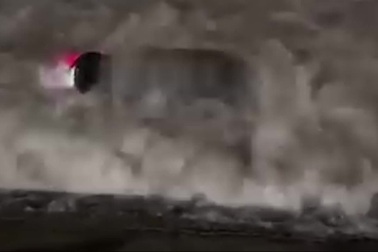 Clip xe Mercedes chở 5 người lao xuống biển Nha Trang