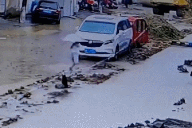 Clip cậu bé gặp tai nạn nguy hiểm, cảnh báo tình huống tương tự vào mùa mưa