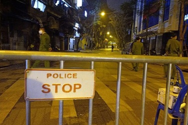 Phong tỏa ngôi nhà ở Văn Quán có du học sinh mắc Covid-19