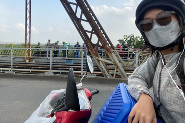 "Phượt" xe máy 300km về quê vì... ám ảnh bị nhồi nhét trên xe Tết