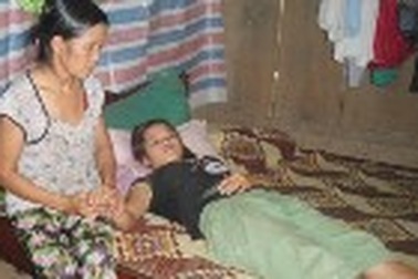 Chị từ bỏ giấc mơ giảng đường để cứu em bị bệnh tim 