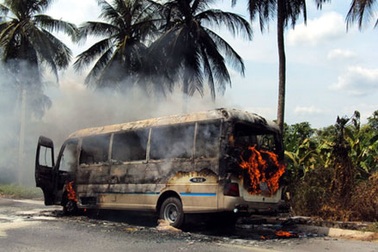 Xe khách cháy rụi trên đường dẫn cao tốc