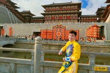 Ca sĩ Việt du lịch Trung Quốc 15 lần, "lạnh gáy" khi đến Khai Phong Phủ