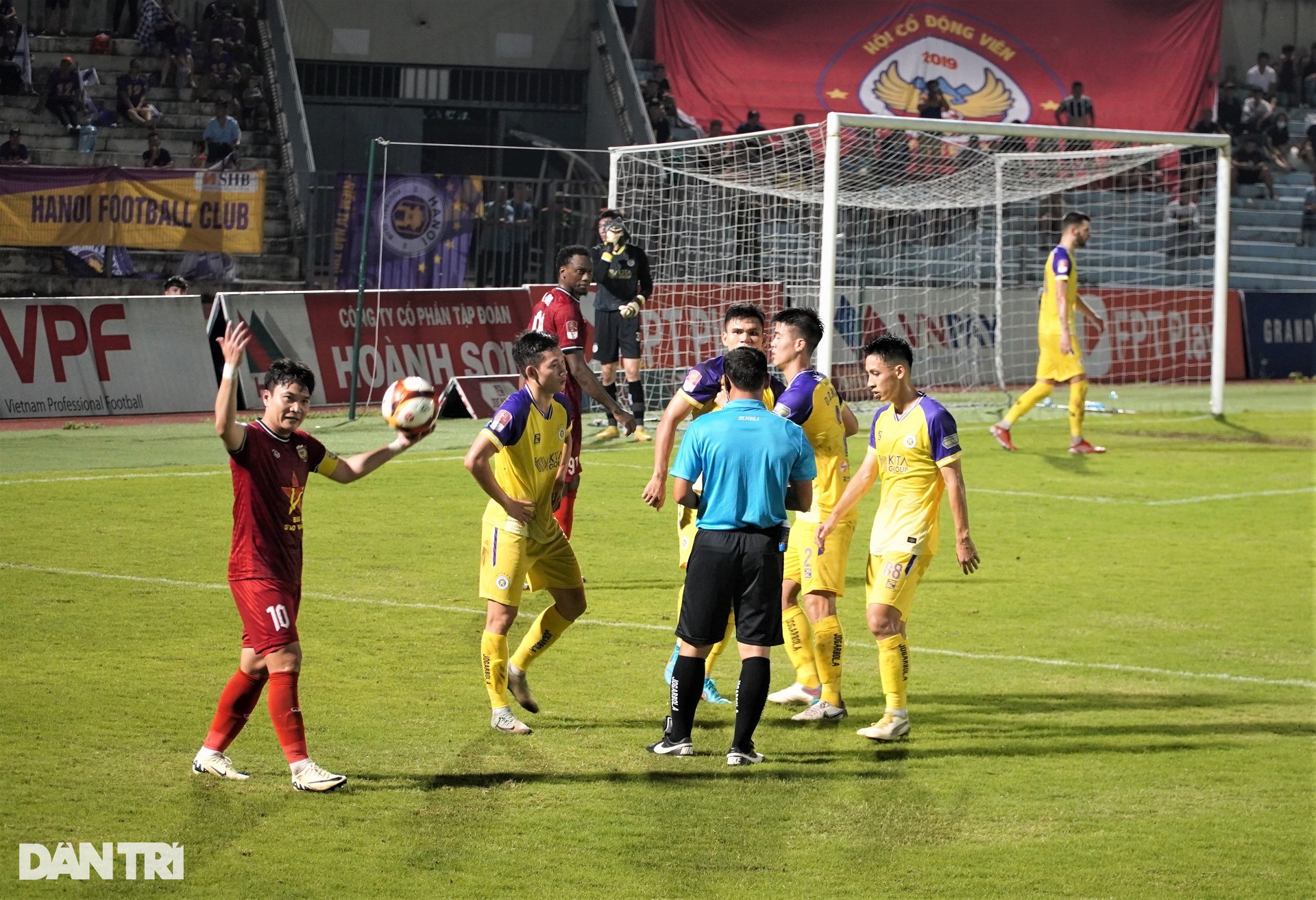 Hồng Lĩnh Hà Tĩnh rượt đuổi tỷ số kịch tính Hà Nội FC trong trận hòa 2-2 - 11 Hồng Lĩnh Hà Tĩnh rượt đuổi tỷ số kịch tính Hà Nội FC trong trận hòa 2-2 - 11