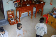 Sau buổi học cuối của lớp 12, nhóm học sinh đến thắp nhang cho bạn đã mất