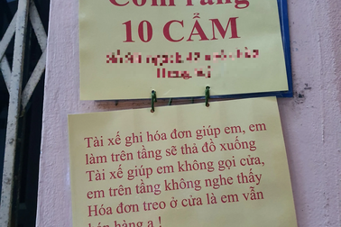 Hài hước hình ảnh mua cơm thời công nghệ, thả đồ từ tầng 3 cho tài xế đi ship