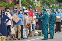 Phường Chương Dương cách ly thêm 14 ngày, cả trăm người ùn ùn gửi tiếp tế