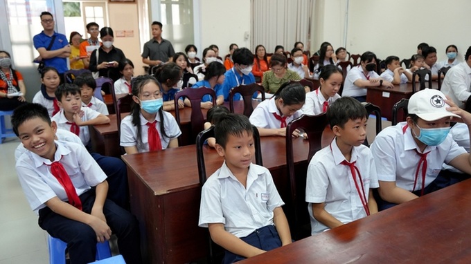 Ông Nguyễn Đức Lợi, thành viên HĐQT Tập đoàn Kim Oanh tặng học bổng cho các em học sinh.