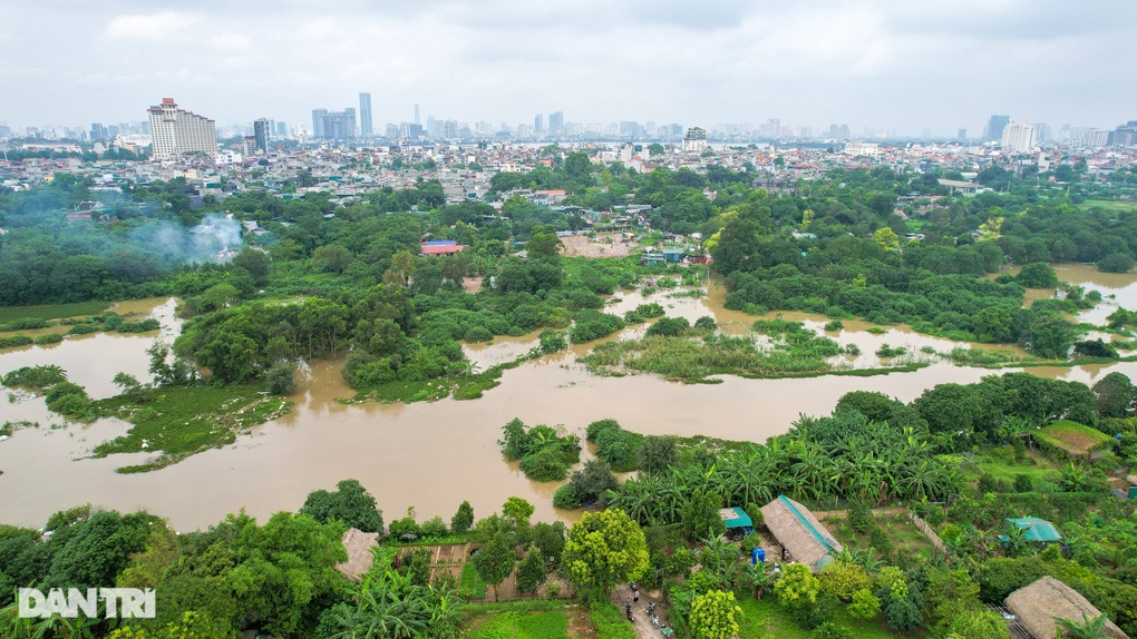 Hai ngày sau cơn mưa lớn, người Hà Nội đi đò qua đoạn ngập - 1 Hai ngày sau cơn mưa lớn, người Hà Nội đi đò qua đoạn ngập - 1