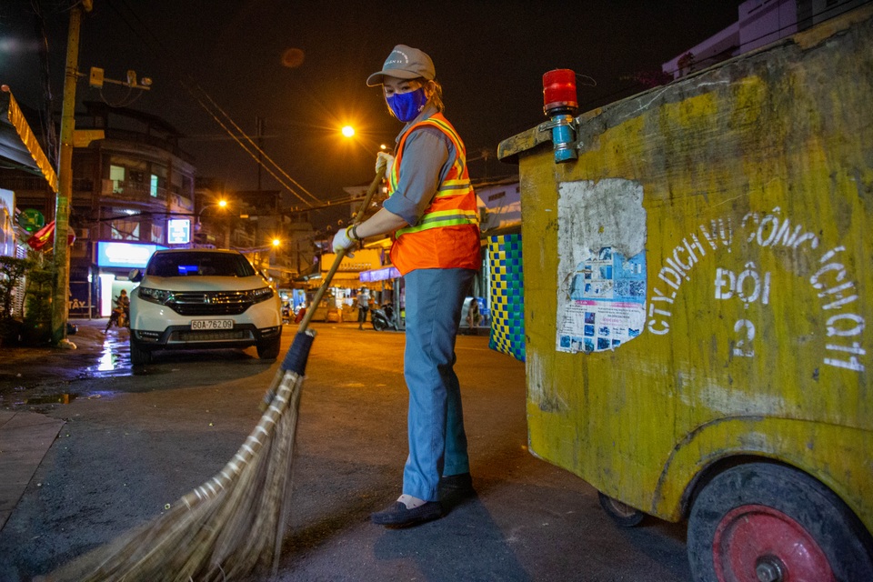 Tết của nữ công nhân quét rác đêm giao thừa - 1 Tết của nữ công nhân quét rác đêm giao thừa - 1