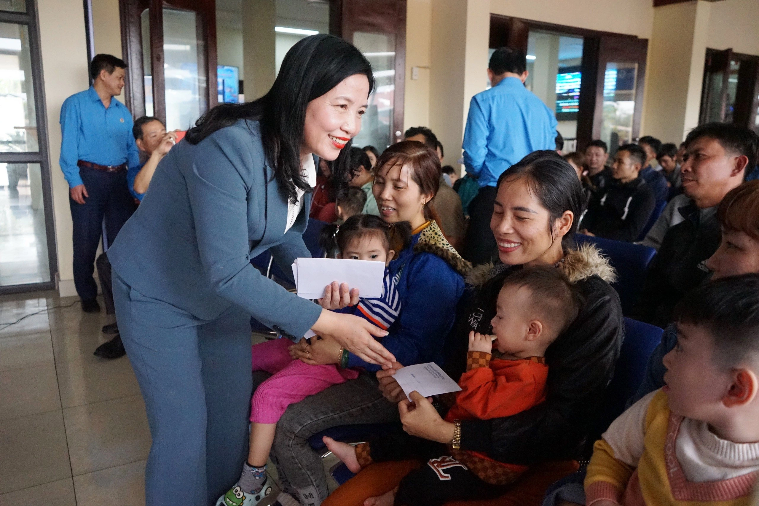 עובדת שמחה לקבל תמיכה בהסעות כדי לחזור הביתה לטקס טט - 1 Nữ công nhân vui mừng được hỗ trợ tàu xe về quê đón Tết - 1