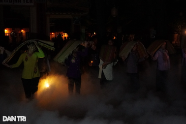 Tấp nập mua bán ở "chợ ma" lúc nửa đêm