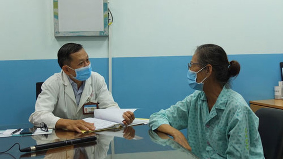 Cụ bà mắc ung thư bàng quang do hút thuốc lá - 1 Cụ bà mắc ung thư bàng quang do hút thuốc lá - 1