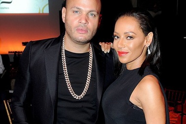 Mel B và chồng thống nhất ly dị sau 9 tháng tranh cãi