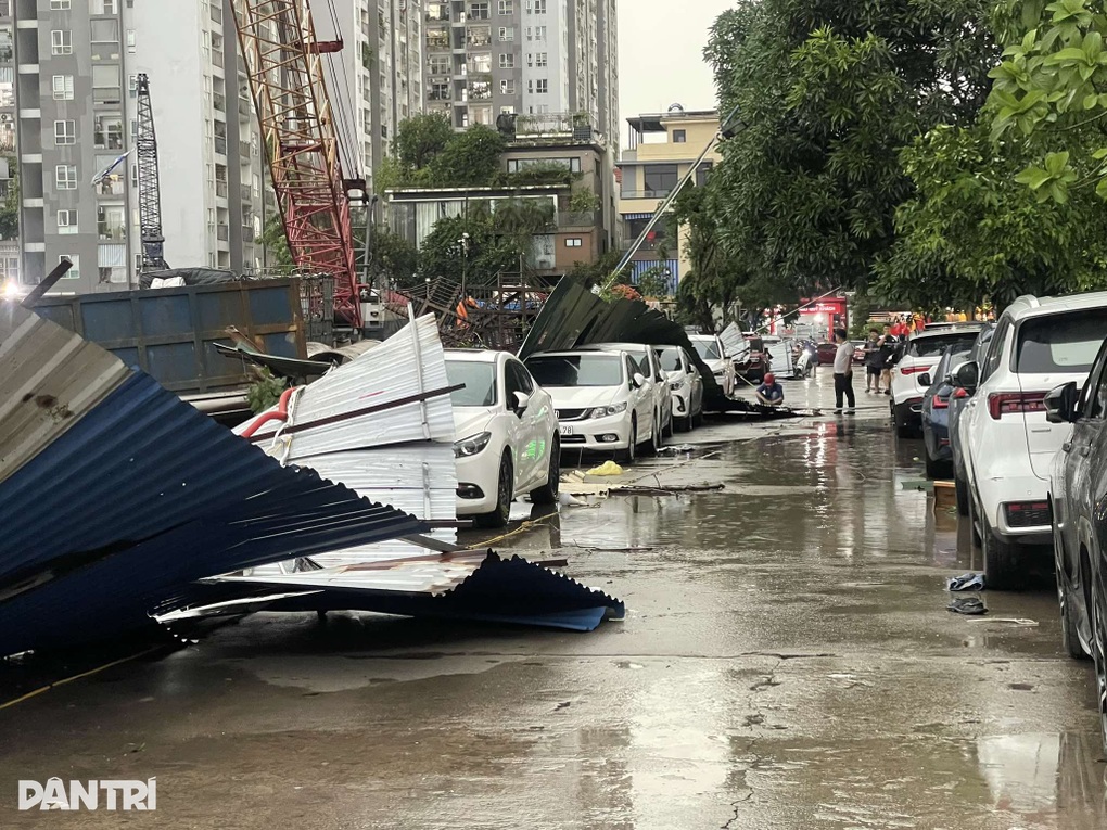 Nhiều cây xanh bật gốc, hàng rào tôn đổ đè ô tô trong cơn dông gió ở Hà Nội - 2