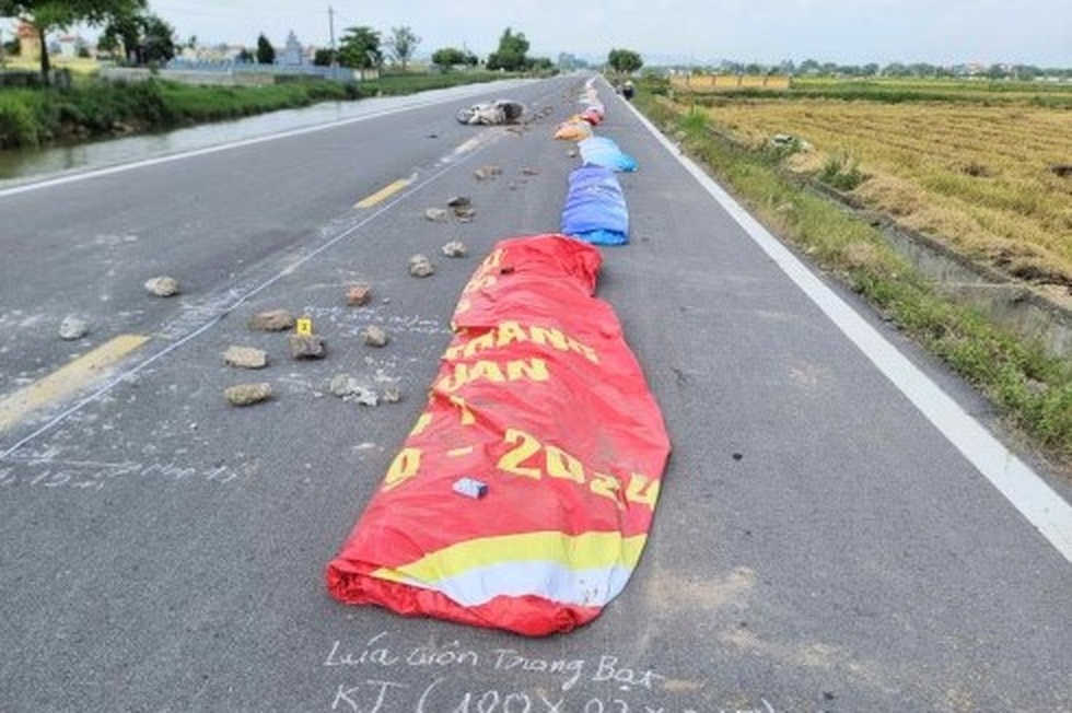 Chặn đường phơi thóc: Không chỉ là chuyện cản trở giao thông - 1