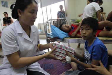 Vinamilk tặng sữa các bệnh nhi ở Viện Huyết học Truyền máu Trung ương