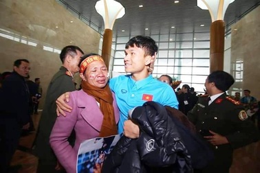 Hậu vệ Phạm Xuân Mạnh: “Có tiền thưởng con gửi về để bố mẹ trả nợ”