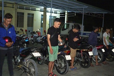 Công an nổ súng chặn đứng nhóm đua xe trái phép