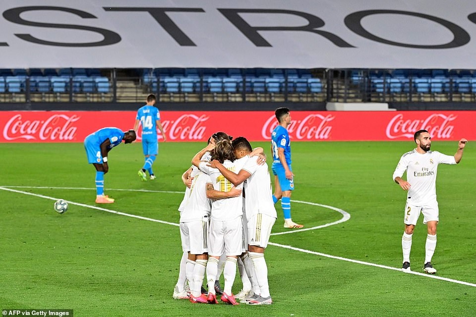 Thắng đậm Valencia, Real Madrid gây áp lực lên Barcelona - 15 Thắng đậm Valencia, Real Madrid gây áp lực lên Barcelona - 15