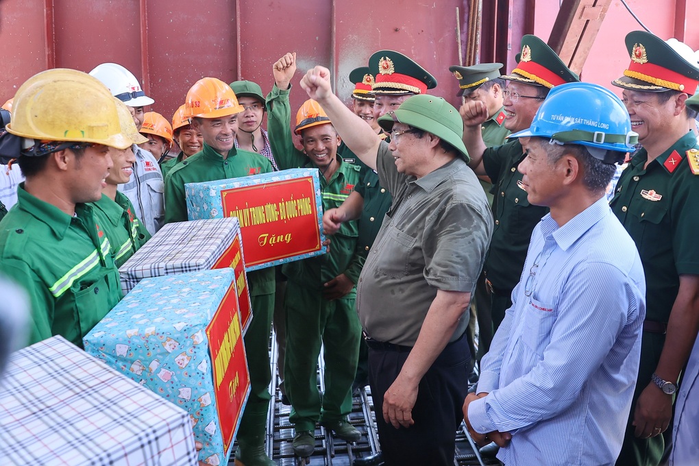 Thủ tướng kiểm tra cầu Phong Châu, chỉ đạo xây cao tốc mới tại Phú Thọ - 2 Thủ tướng kiểm tra cầu Phong Châu, chỉ đạo xây cao tốc mới tại Phú Thọ - 2