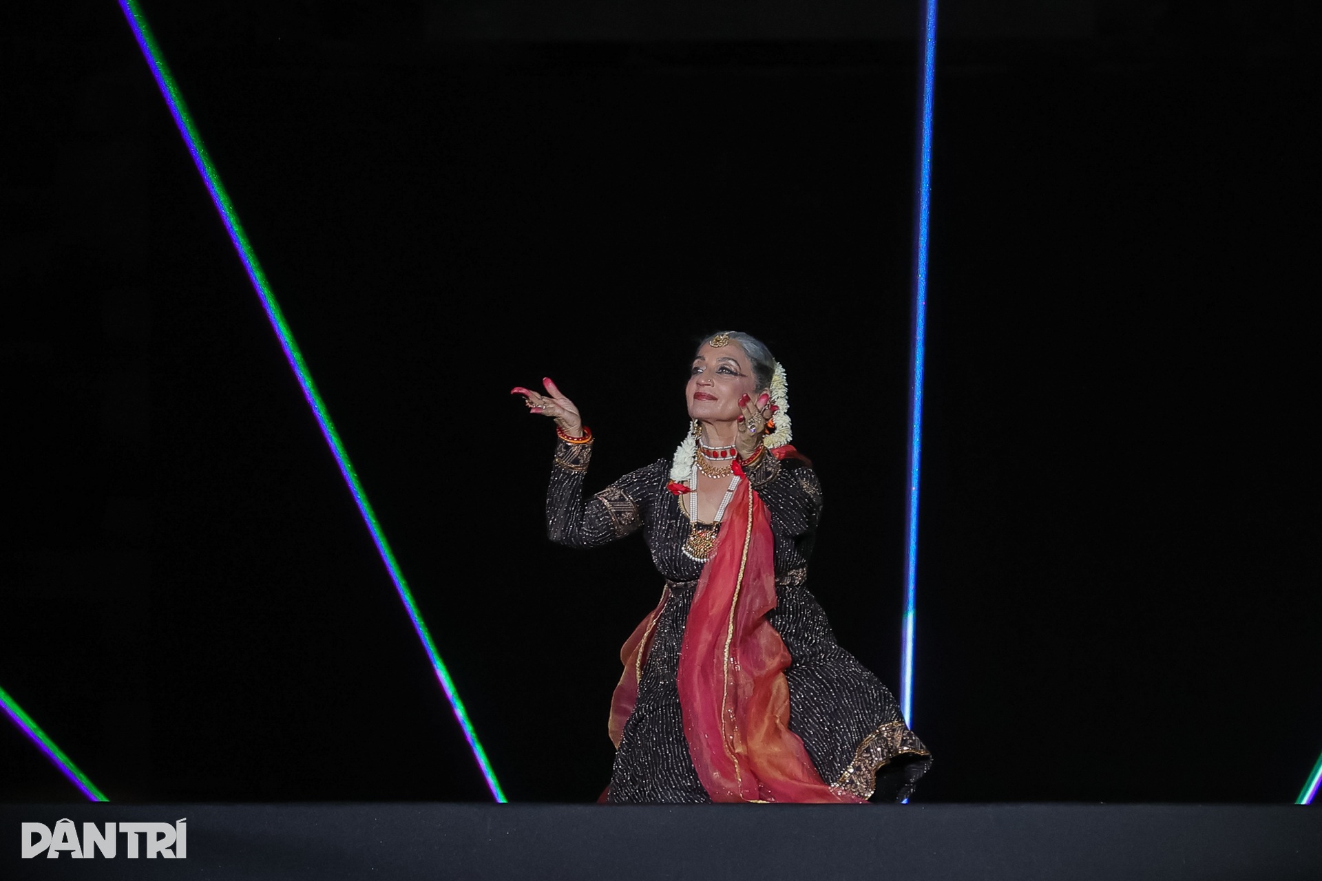 Hoàng Thùy Linh đem bản hit trăm triệu views lên sân khấu lễ hội thế giới - 9 Hoàng Thùy Linh đem bản hit trăm triệu views lên sân khấu lễ hội thế giới - 9