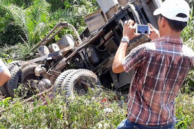 Tàu lửa hất văng xe tải băng ngang đường sắt