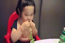 Chỉ ngồi ăn rau, cô bé này cũng hút cả triệu người xem