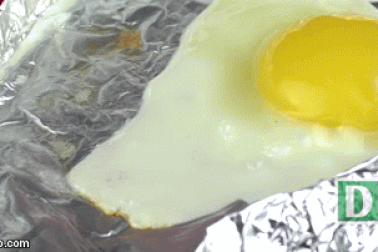 Mẹo rán trứng với… bàn là