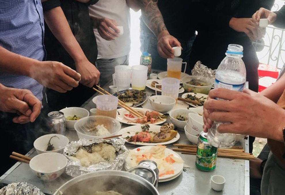 Tụ tập ăn nhậu, 10 người ở Trà Vinh bị phạt 150 triệu đồng - 1 Tụ tập ăn nhậu, 10 người ở Trà Vinh bị phạt 150 triệu đồng - 1