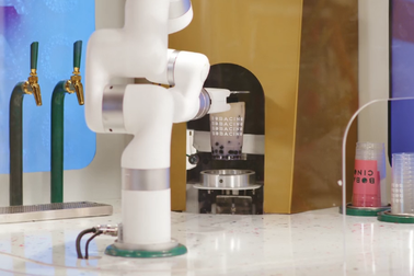 Xem robot pha trà sữa trân châu cực "đỉnh"