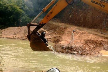 Rùng mình cảnh người dân miền núi qua suối bằng máy múc