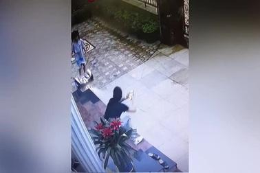 Bố phản ứng nhanh cứu con gái khỏi cú ngã đau