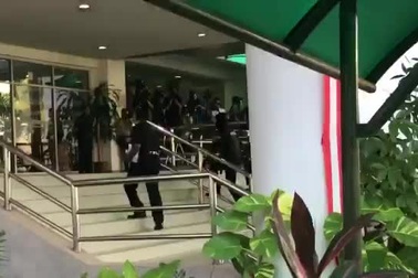 Đoàn Thị Hương mặc áo chống đạn tới phiên đối chất sáng nay