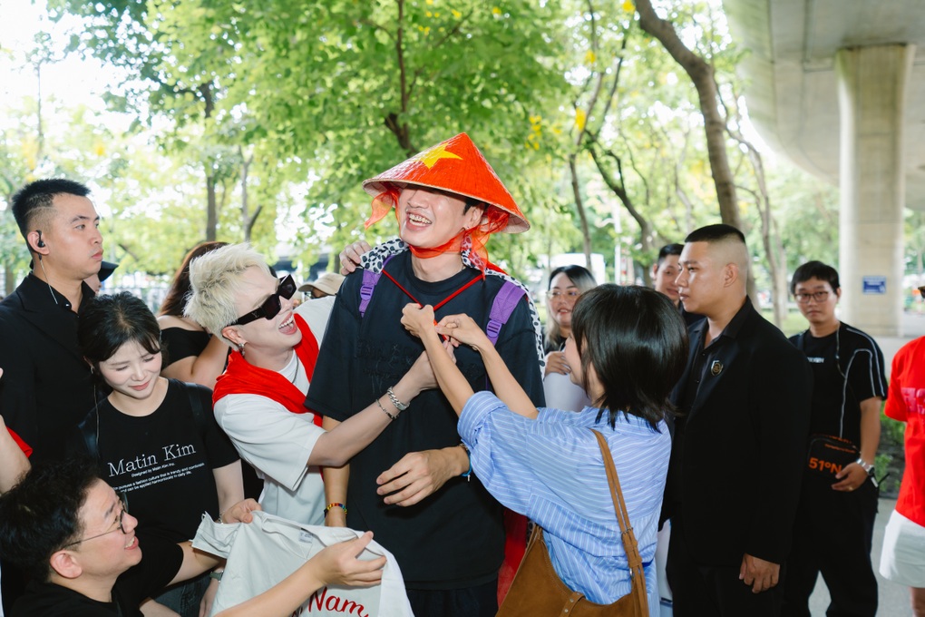 Hoàng tử châu Á Lee Kwang Soo đội nón lá, gây chú ý khi đến TPHCM dịp 2/9 - 2 Hoàng tử châu Á Lee Kwang Soo đội nón lá, gây chú ý khi đến TPHCM dịp 2/9 - 2