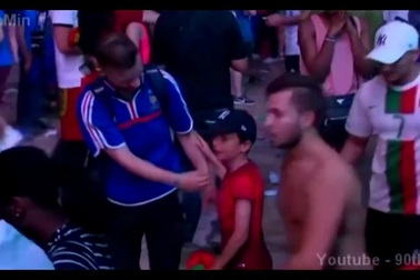 Hình ảnh đẹp khi một cậu bé người Bồ Đào Nha an ủi một cổ động viên Pháp đau buồn sau trận chung kết Euro 2016