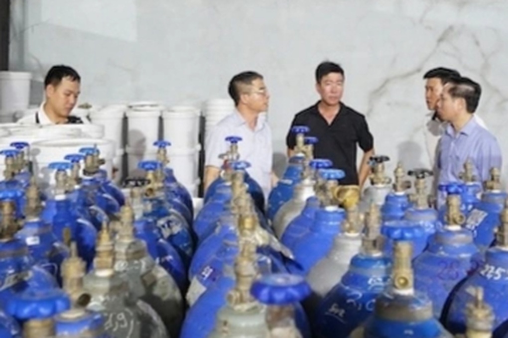 Cảnh sát đột kích 3 xưởng sản xuất khí cười quy mô lớn ở Hà Nội - 3 Cảnh sát đột kích 3 xưởng sản xuất khí cười quy mô lớn ở Hà Nội - 3