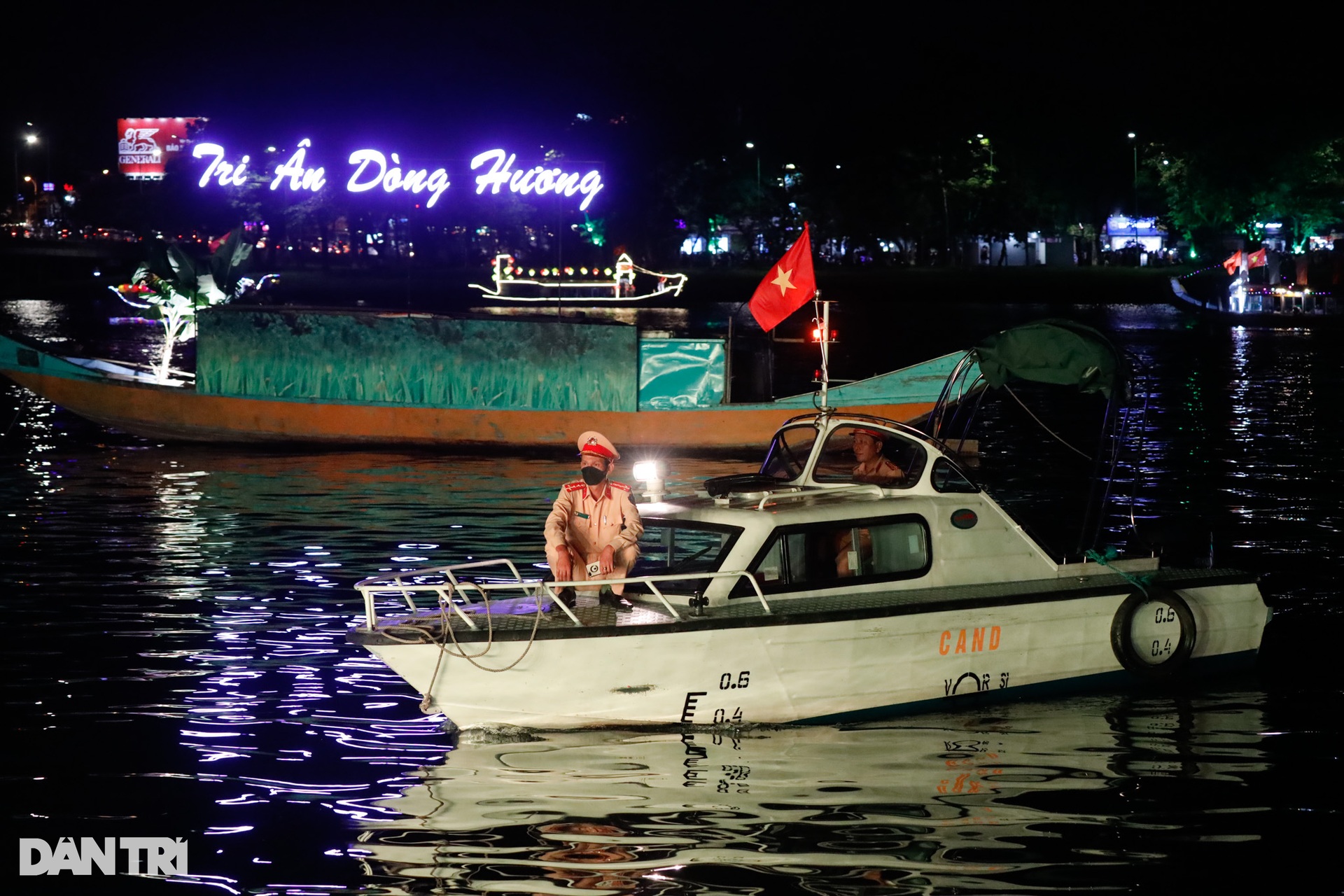 Sông Hương rực rỡ sắc màu trong đêm Tri ân dòng Hương - 10 Sông Hương rực rỡ sắc màu trong đêm Tri ân dòng Hương - 10