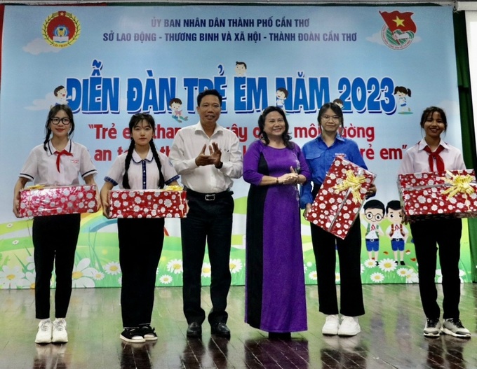 Ông Nguyễn Thực Hiện, Phó Chủ tịch UBND TP. Cần Thơ và bà Trần Thị Xuân Mai,
Giám đốc Sở LĐ-TB&XH tặng quà cho đại diện các nhóm tham dự Diễn đàn trẻ em
TP. Cần Thơ năm 2023.