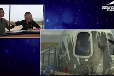 Tỷ phú Jeff Bezos và phi hành đoàn trở về mặt đất sau chuyến du hành ngắn