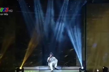 Jayden biểu diễn tiết mục Quê hương