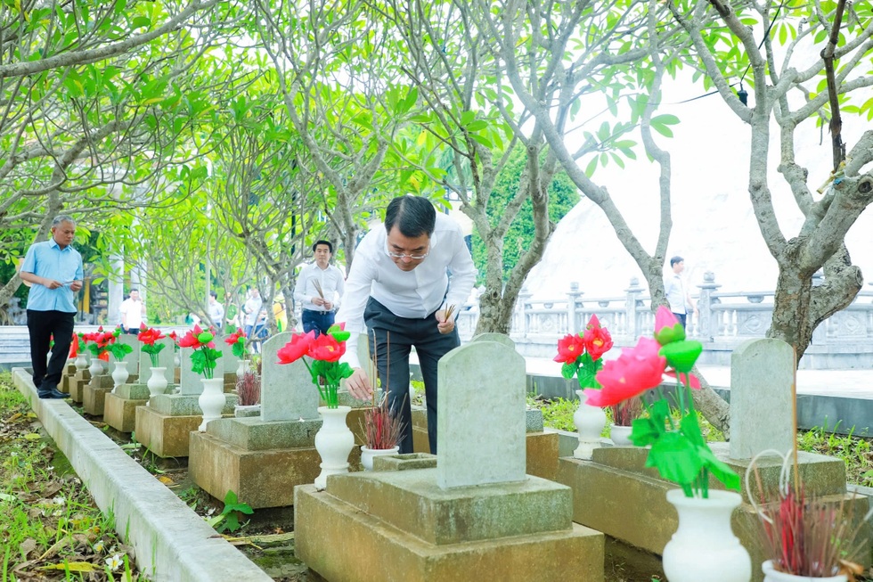 Trưởng ban Tổ chức Trung ương dâng hương tại nhiều địa chỉ đỏ dịp 27/7 - 3 Trưởng ban Tổ chức Trung ương dâng hương tại nhiều địa chỉ đỏ dịp 27/7 - 3