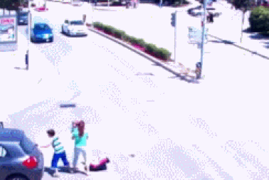 Vụ tai nạn hy hữu vì dừng xe quên kéo phanh tay